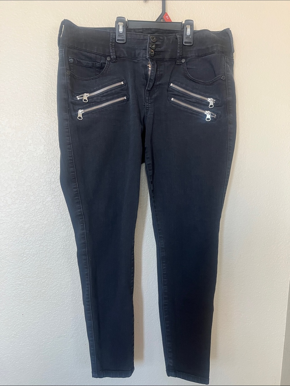 Torrid Black Denim Jegging Skinny Jeans with Silver Zipper Accents SZ 12S